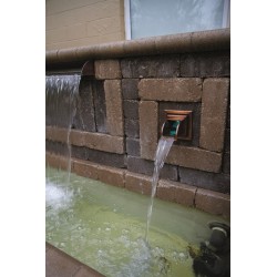 Wylewka Wall Spout Square Copper Oase-84176 podczas pracy obok dyszy fontannowej