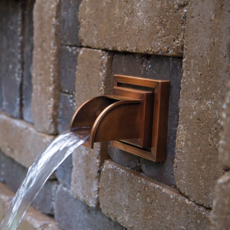 Wylewka Wall Spout Square Copper Oase-84176 przy pracy widziana od boku