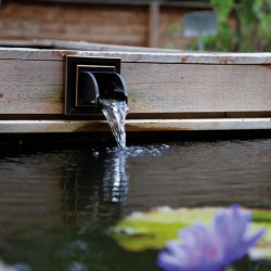 Wylewka Wall Spout Square Bronze Oase-84177 aranżacja ogrodowa