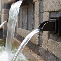 Wylewka Wall Spout Square Bronze Oase-84177 aranżacja trzech wylewek