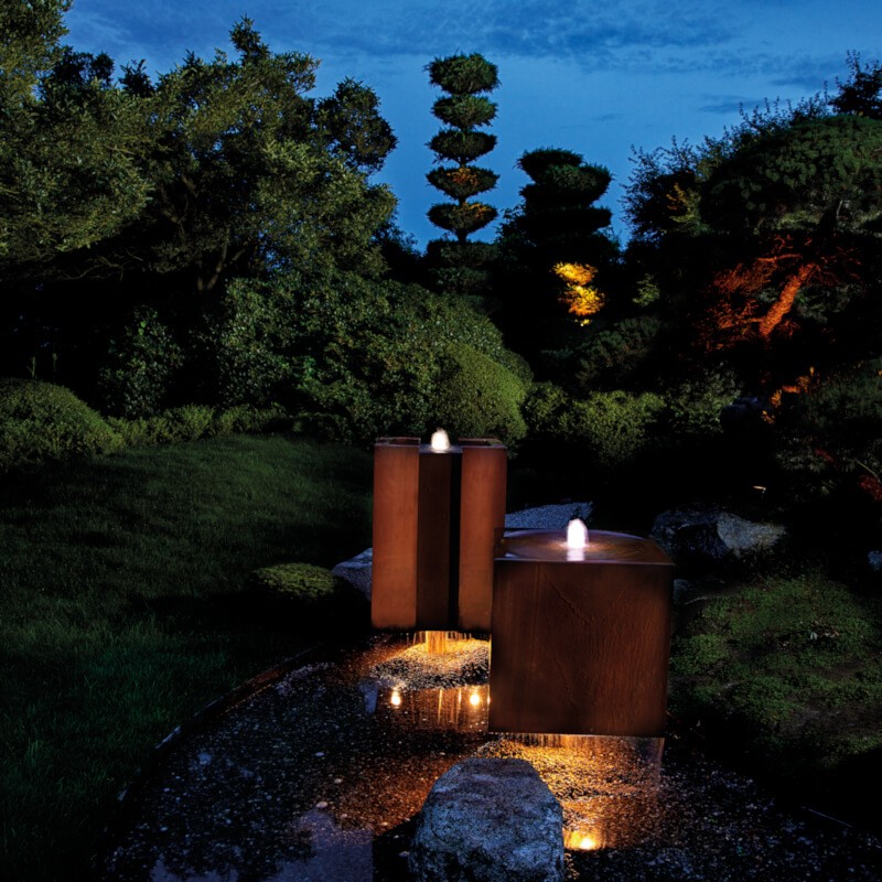 88426 Oase Fontanna ogrodowa nocą